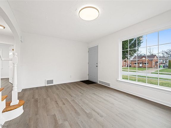 4th image of 25800 Farringdon Ave