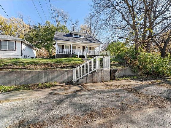 3rd image of 811 N Fuller Ave