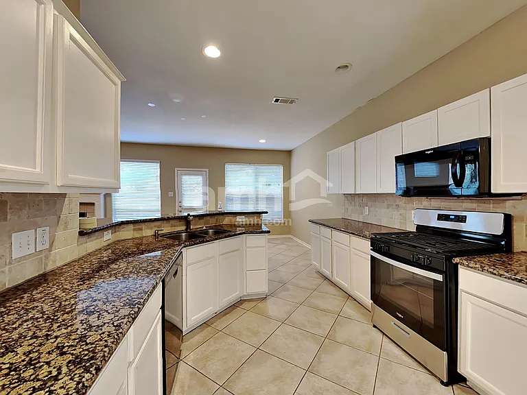2306 Hollyfield Ln — Photo 3