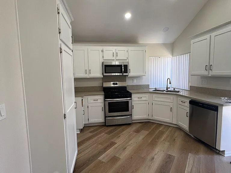 737 Ashbrook Dr — Photo 4
