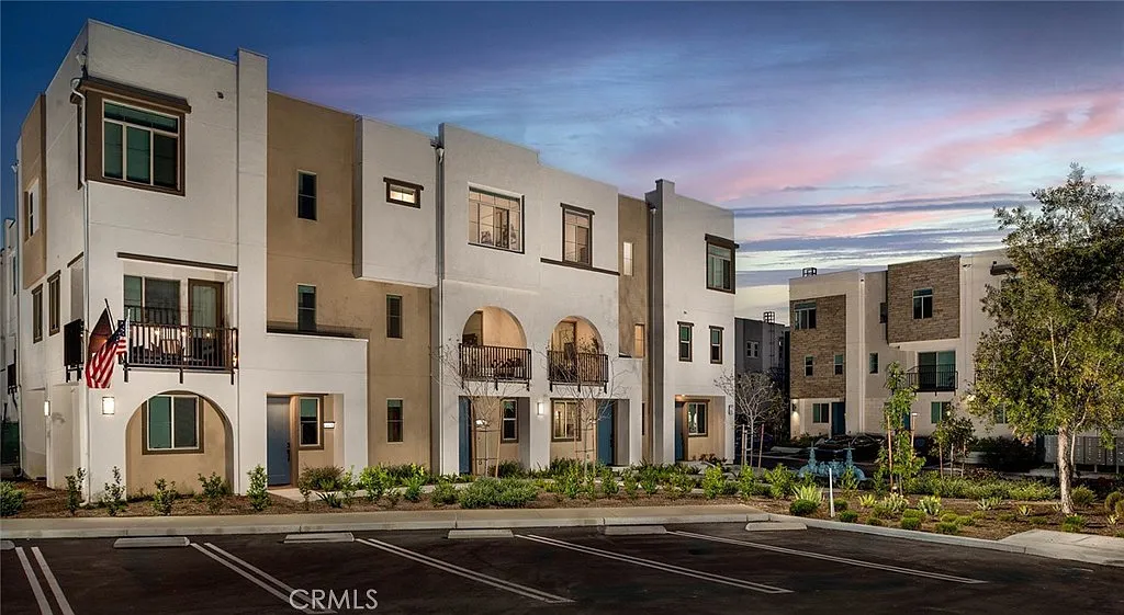 3 bed, 3.5 bath, 1578 sqft, $4,950 — Photo 1