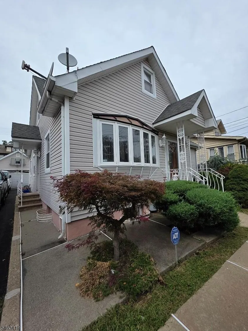 4 bed, 2.0 bath, 1464 sqft, $4,200 — Photo 2