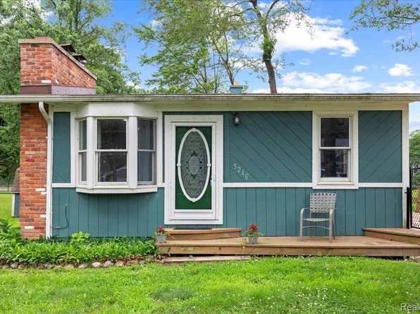5246 Wayne Rd, White Lake, MI 48383