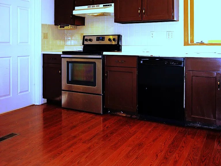 504 Pioneer Dr — Photo 4