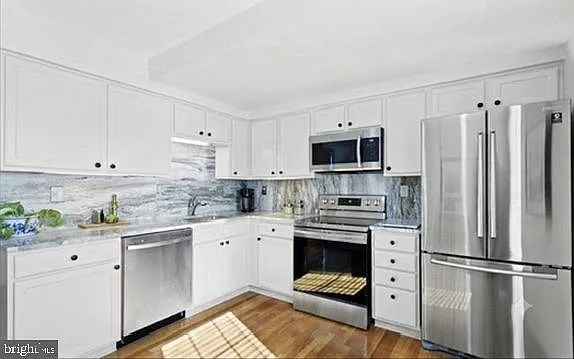 3130 Barnard Ct — Photo 3