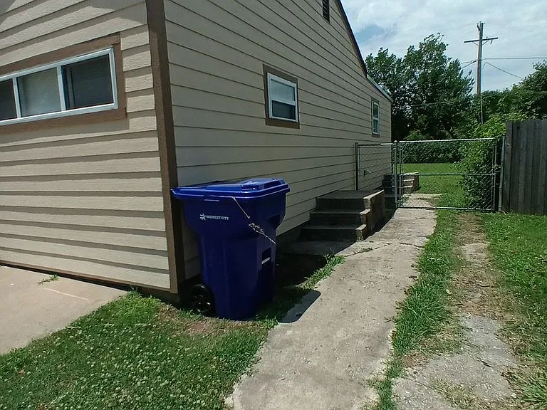 1405 Sandra Dr — Photo 2