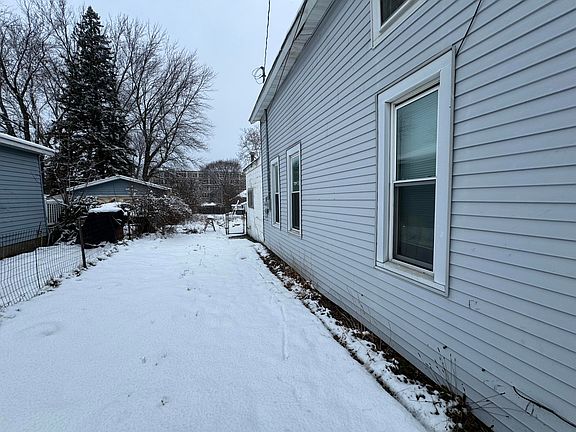 3rd image of 928 W Grand Ave