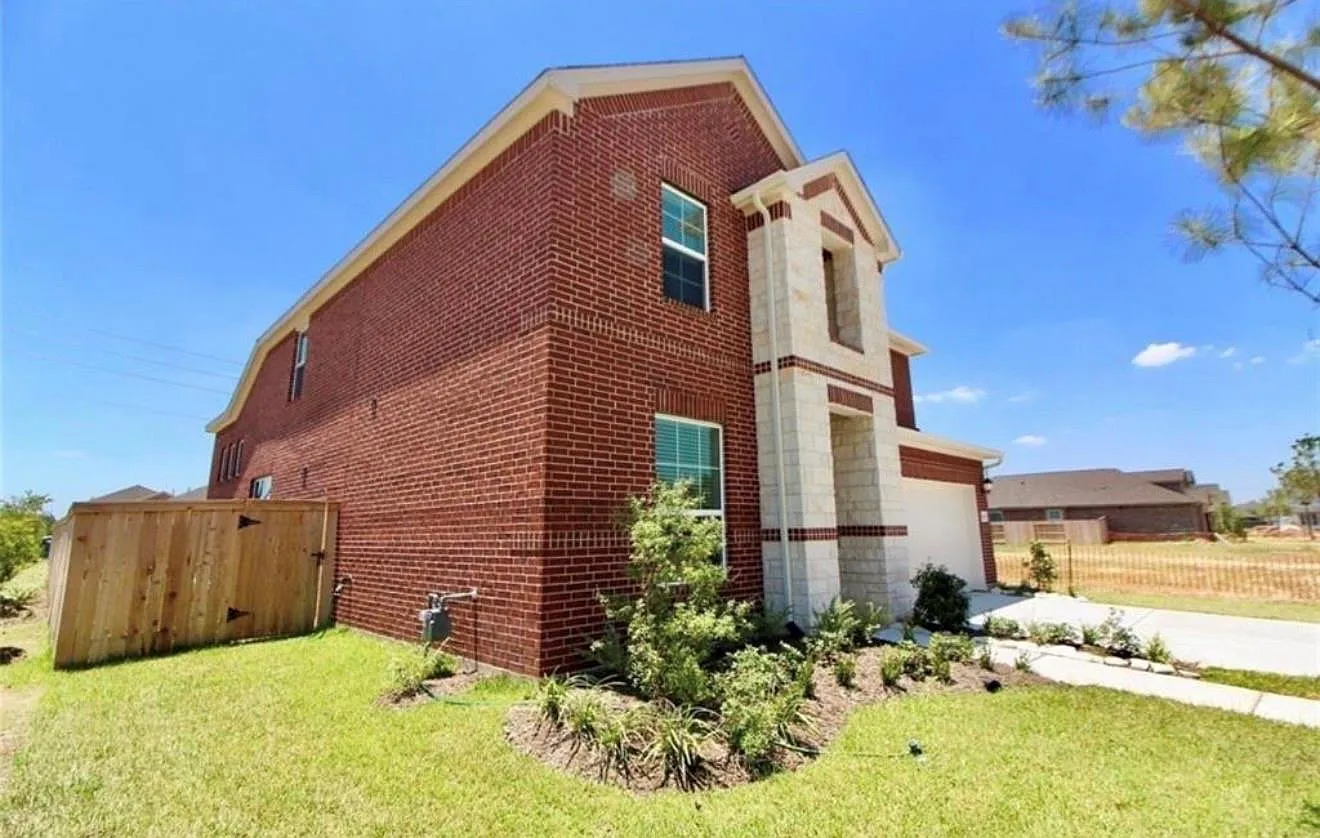 4 bed, 2.5 bath, 2435 sqft, $2,600 — Photo 3