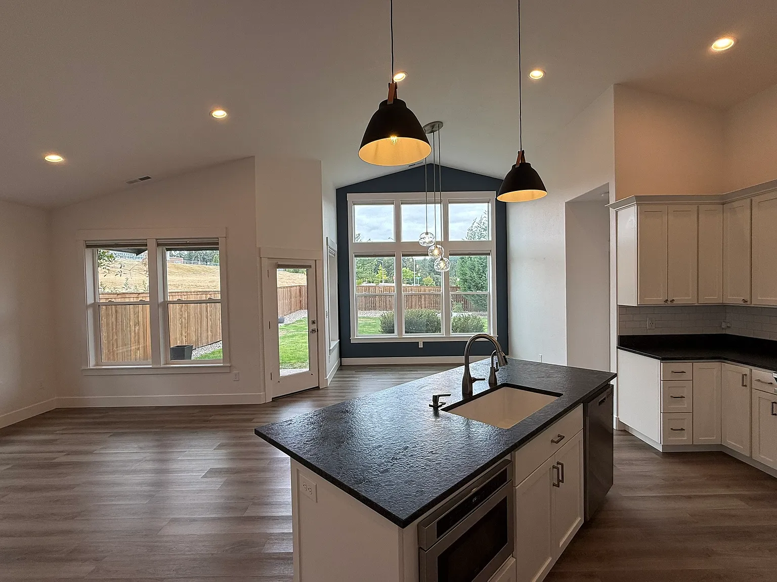 3 bed, 1479 sqft, $2,700 — Photo 4