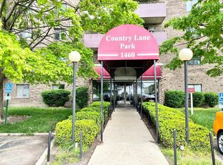 1460 Fairlane Dr APT 102, Schaumburg, IL 60193