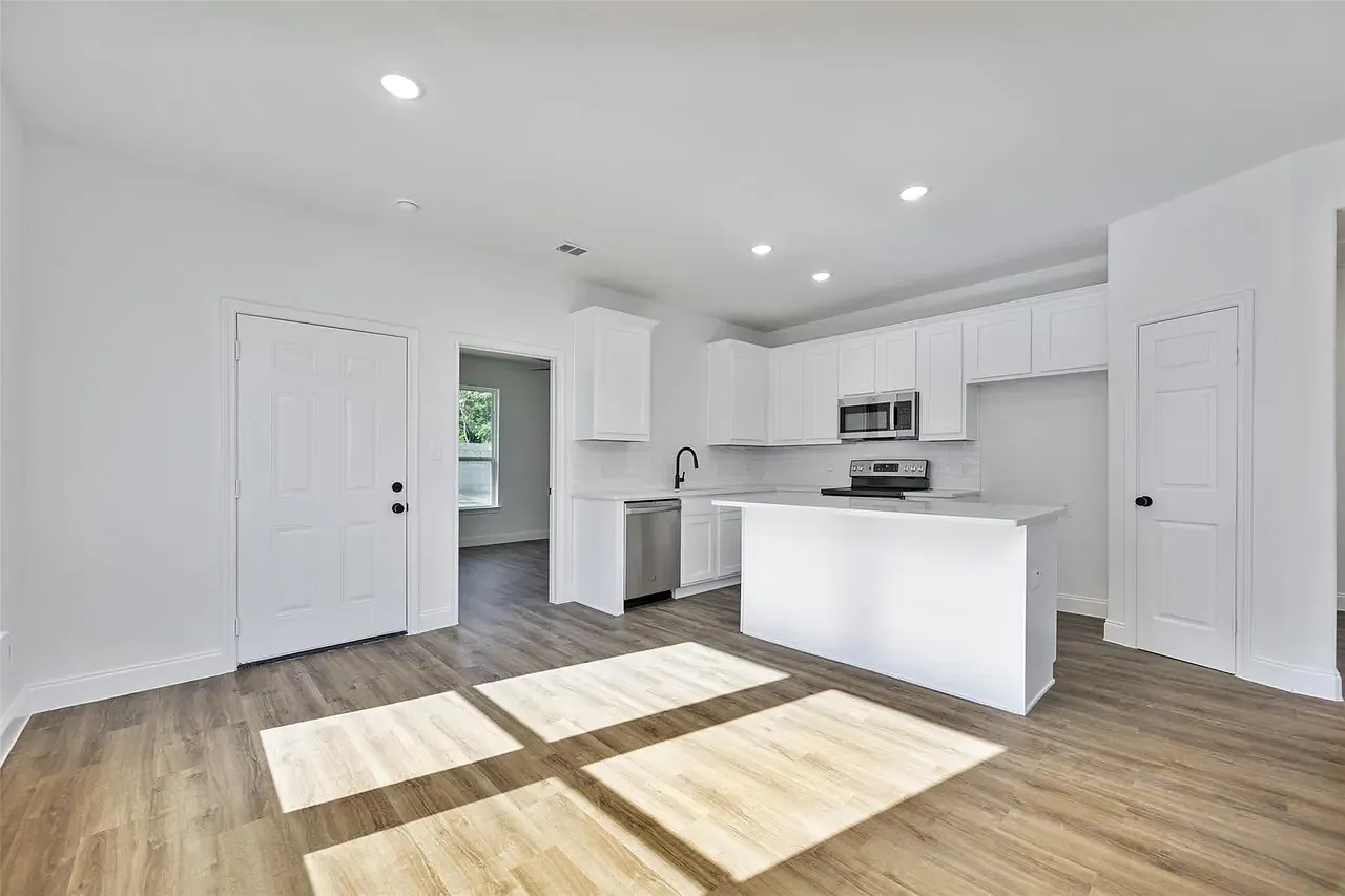 3 bed, 1253 sqft, $1,699 — Photo 4
