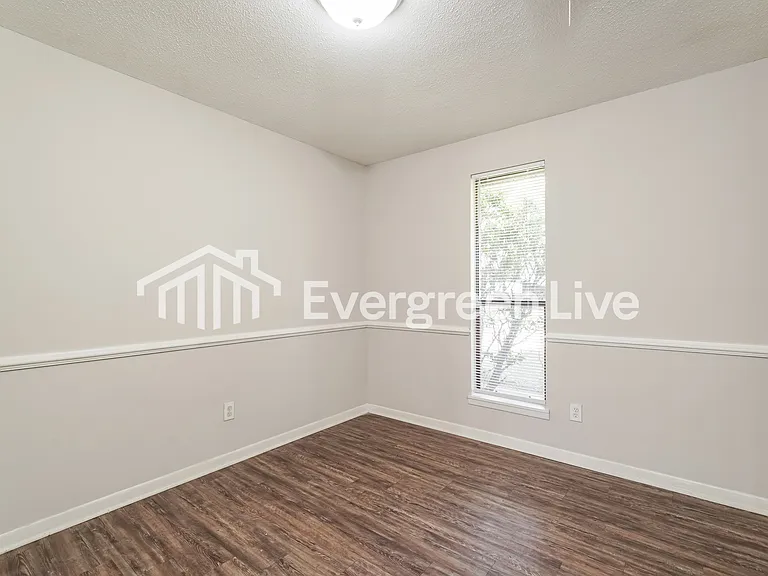 1906 Driftwood Dr — Photo 13