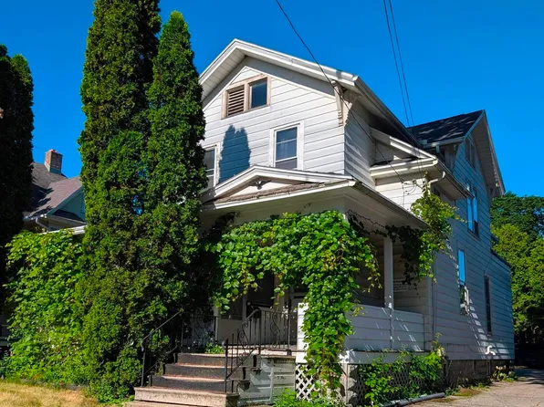 1217 Jackson St, Oshkosh, WI 54901