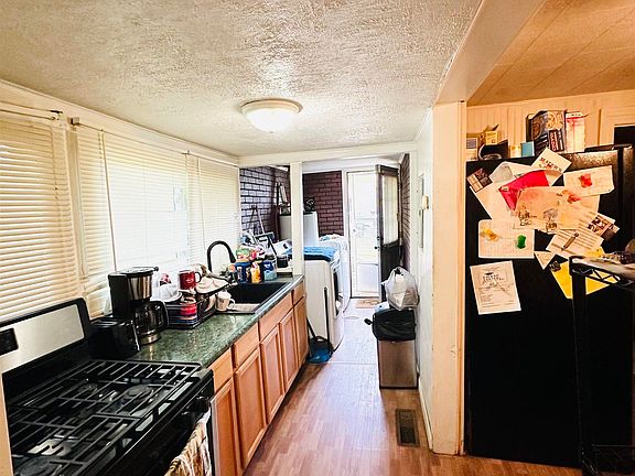 4th image of 904 Spruce St