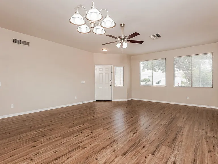 1534 W Churchill Pl — Photo 5
