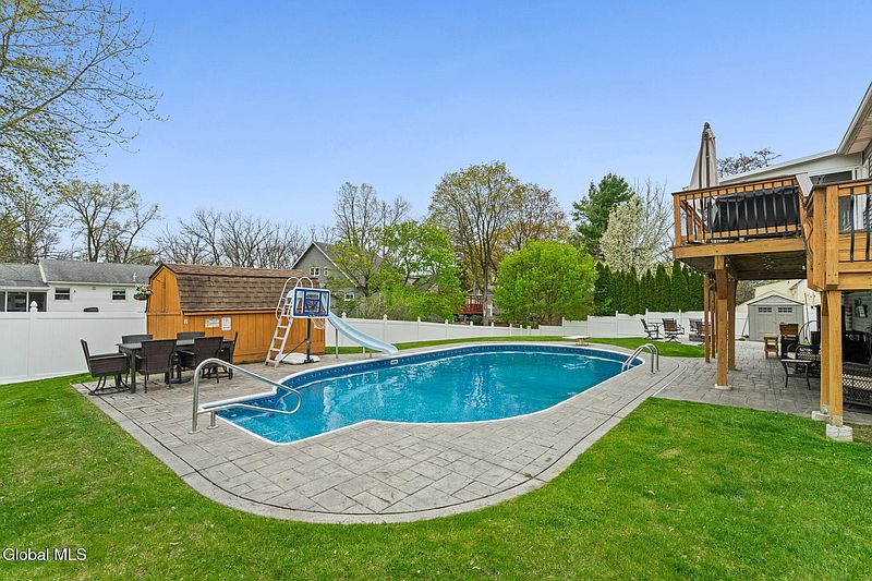4th image of 812 Mann Avenue