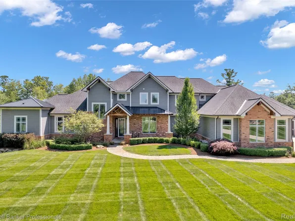 595 Army Rd, Leonard, MI 48367
