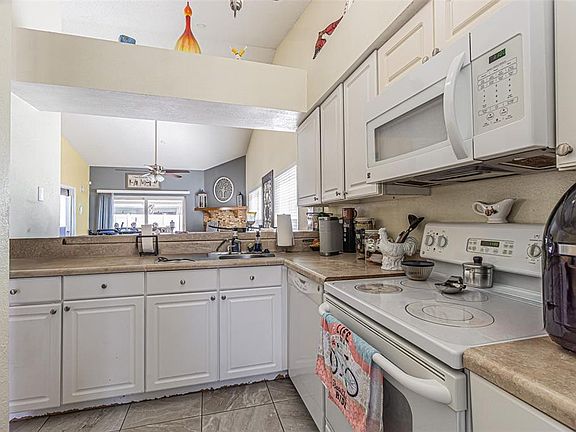 3rd image of 7601 LIMEBURY COURT