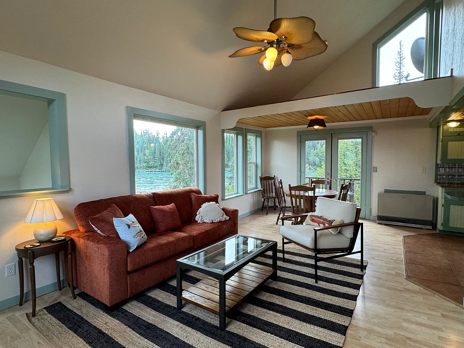 3 bed, 1.5 bath, 1384 sqft, $2,500 — Photo 2