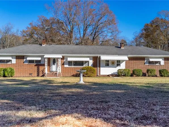 5815 Kings Ct, Pleasant Garden, NC 27313