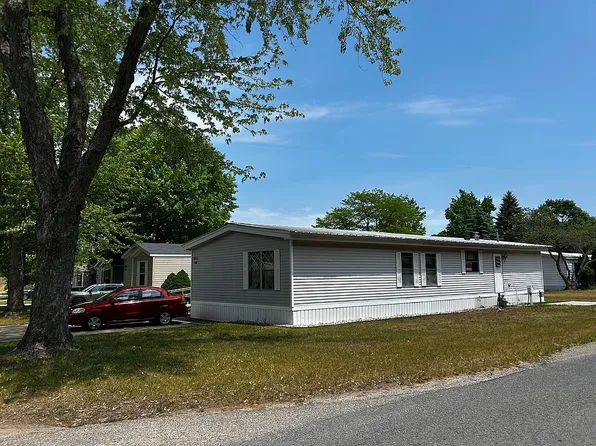 2812 N Lena Dr, Ludington, MI 49431