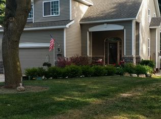 6461 Crest Dr, Waterford, MI 48329