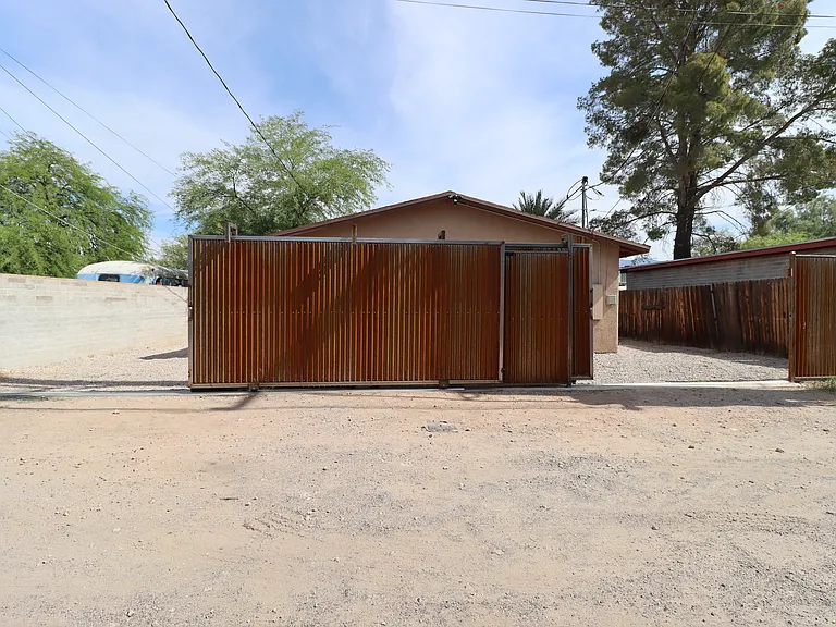1020 E Silver St — Photo 4
