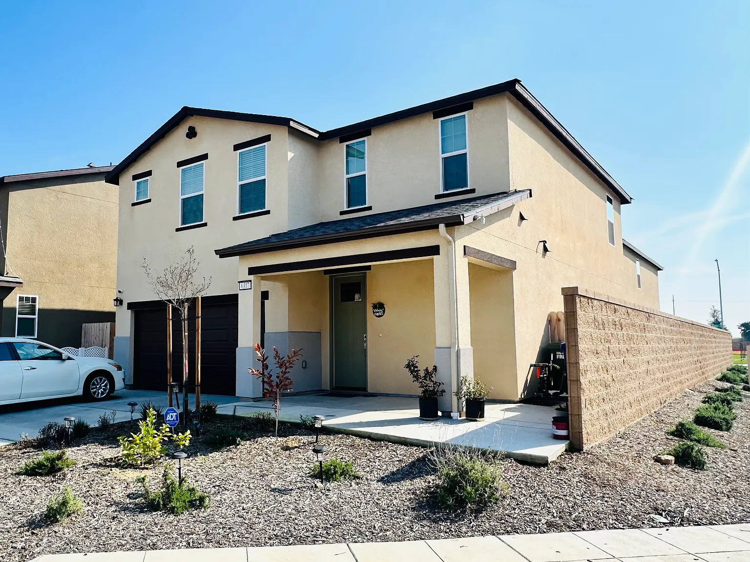 4 bed, 1924 sqft, $2,800 — Photo 1