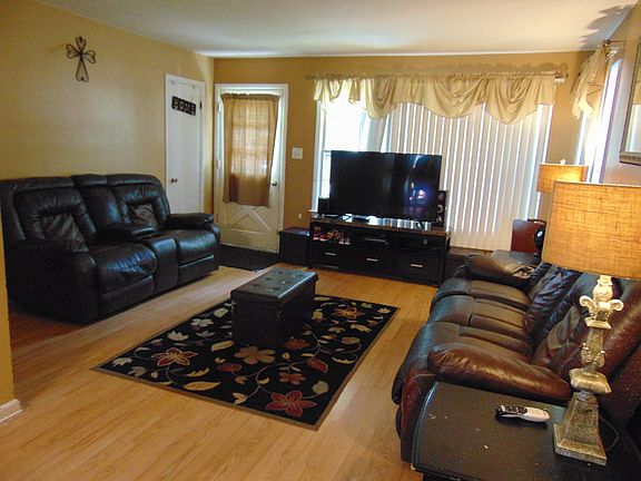 2nd image of 1624 Redwood Ave