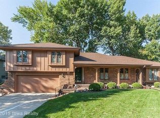 10935 Hawthorn Dr, Clive, IA 50325