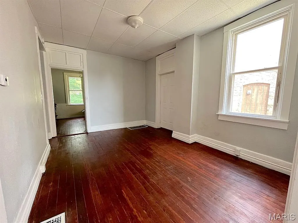 2 bed, 1.0 bath, 1100 sqft, $1,100 — Photo 3