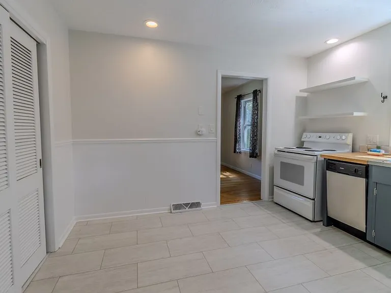 2020 Chippewa St — Photo 11