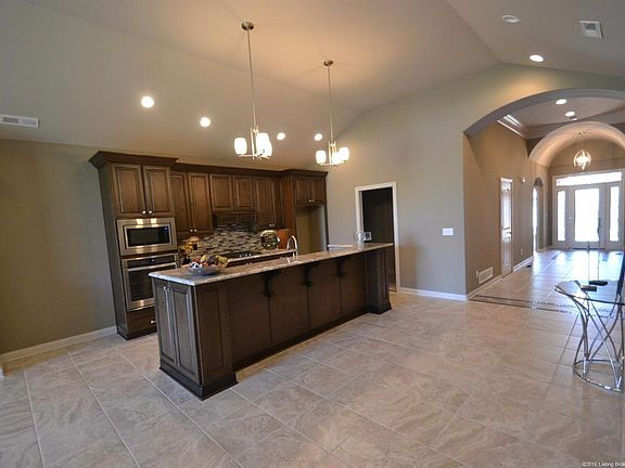 Tall upper cabinets, vaukted ceiling