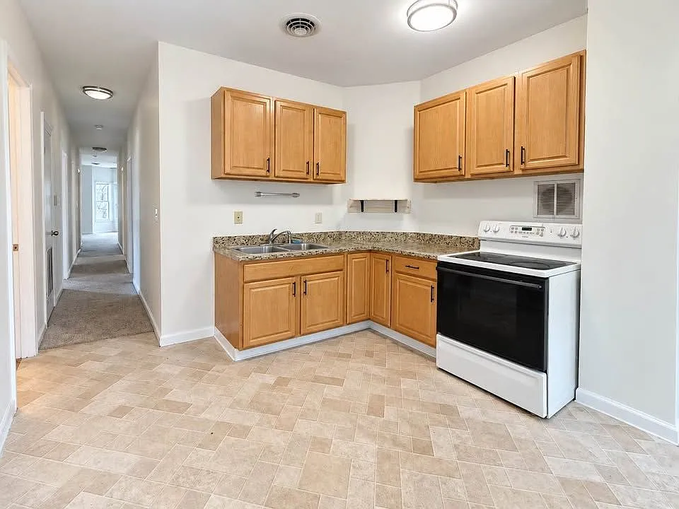 3 bed, 1.0 bath, 1100 sqft, $1,950 — Photo 4