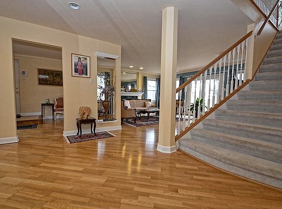 3rd image of 518 W 58th Pl