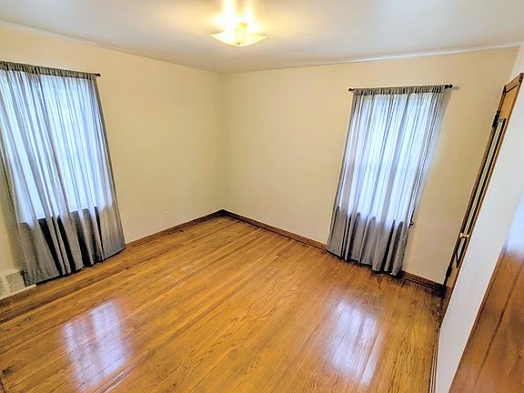 5th image of 3207 Wellington Ave