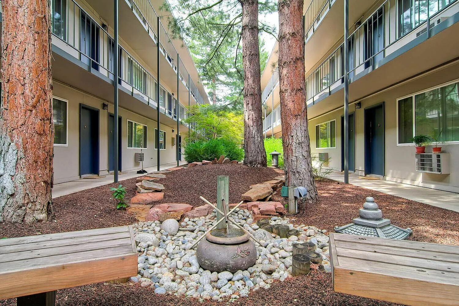 Harper House Apartments — Photo 1