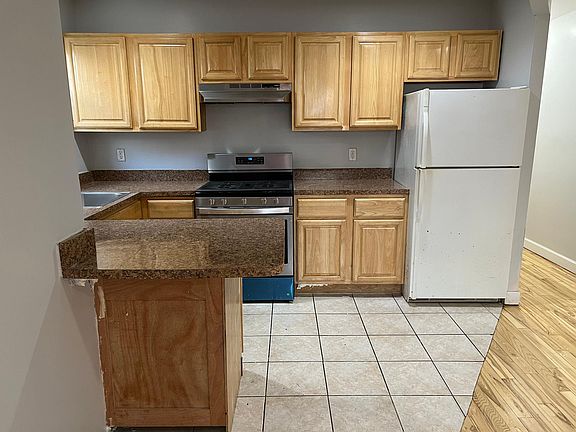 5th image of 1732 Van Buren St #1
