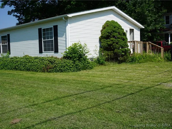 333 Paradise Avenue, Sellersburg, IN 47172