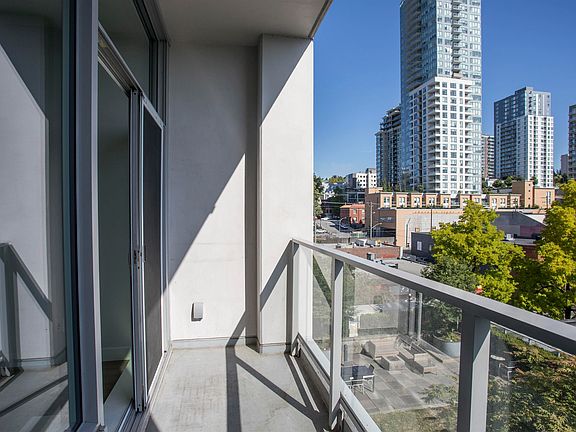 4th image of 668 Columbia St #707
