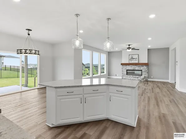 17012 Abigail St, Bennington, NE 68007