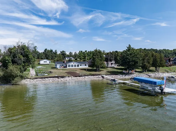449 Cedar Dr, Indian River, MI 49749