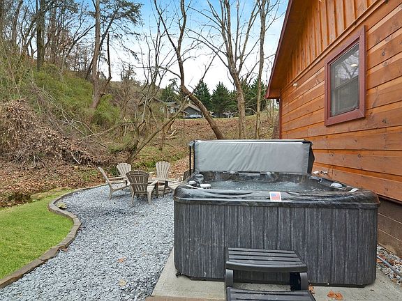 3rd image of 165 Corbin Hill Rd