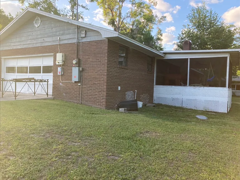 205 SE Jonathan Way — Photo 3