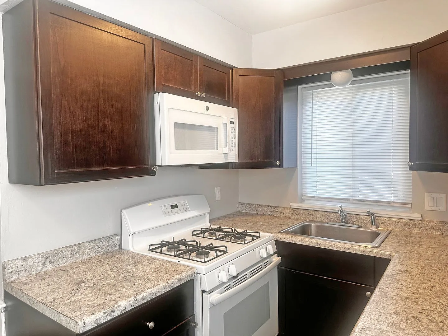 2 bed, 1.0 bath, 850 sqft, $1,495 — Photo 4