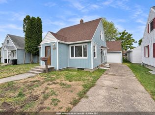 2004 17th Ave, Menominee, MI 49858