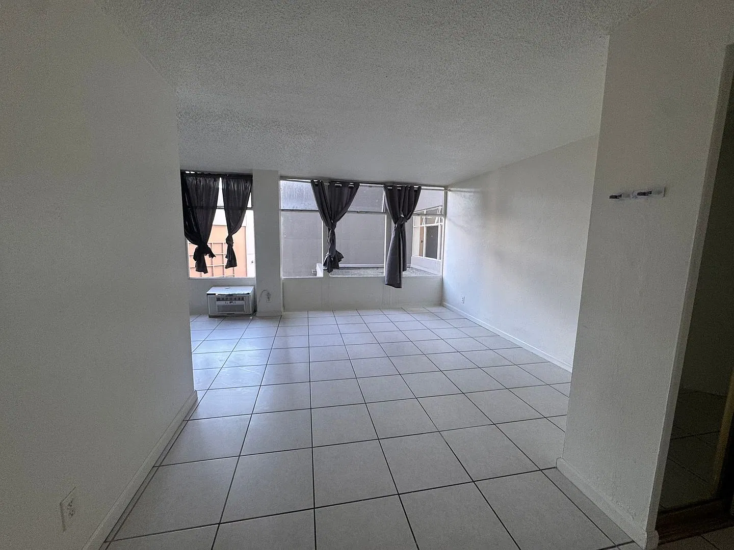 $1,895! Charming 1 Bedroom, 1 Bathroom Apartment in Downtown Long Beach! — Photo 4