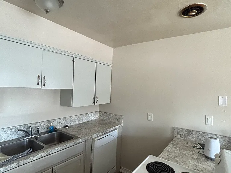 1609 Riviera Dr — Photo 2