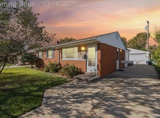 6439 Huntleigh St, Garden City, MI 48135