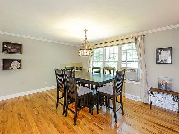 4th image of 10 Winsor Ave